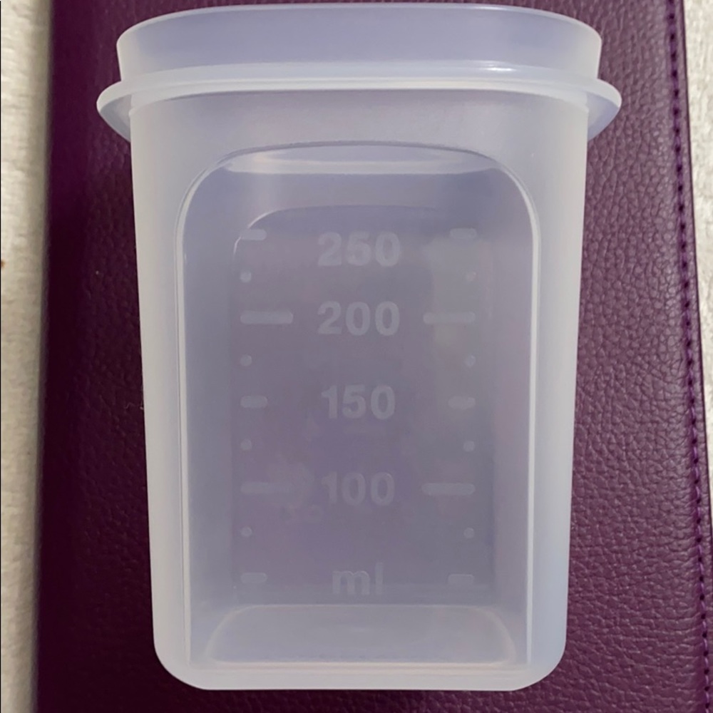 Tupperware liquid container - Picture 5 of 6